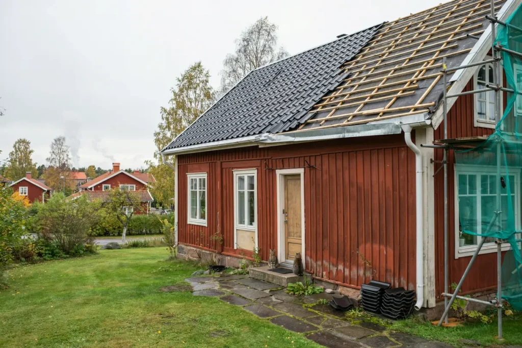takl ggning som skyddar huset i l ngden materialval livsl ngd och vanliga misstag att undvika